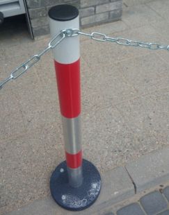 Słupek parkingowy blokujący U-12b | metalowy, 150(110) cm, do wkopania, łańcuchowy, 2 otwory (zalecane)